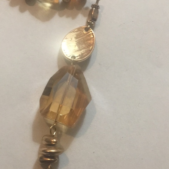 Stunning Necklace w Goldtone pieces & Clear beads - Picture 5 of 6